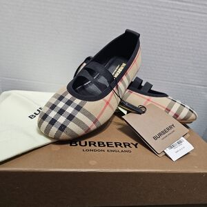 Burberry shoes zise 34